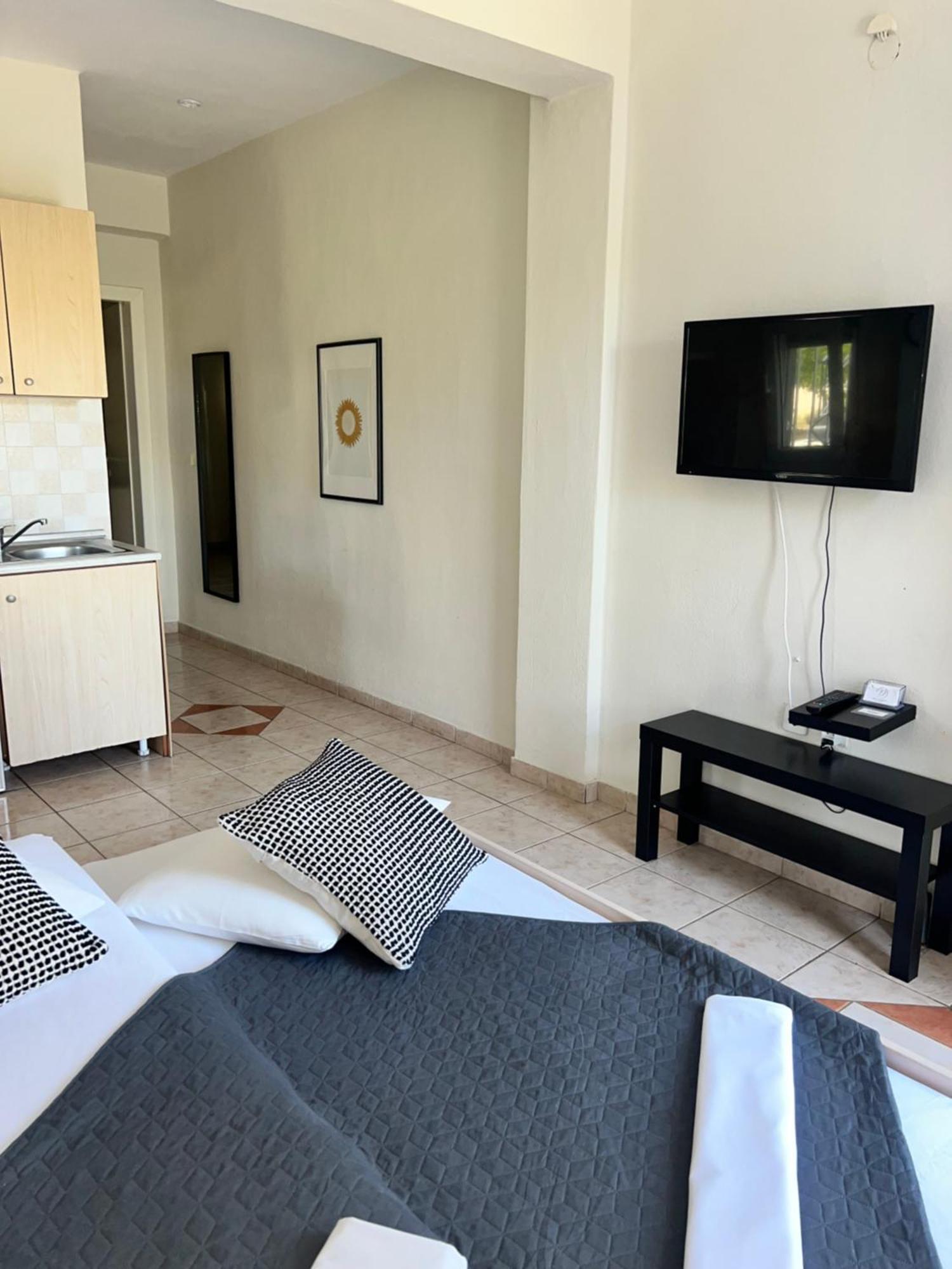 Deres Apartments Hanioti Buitenkant foto
